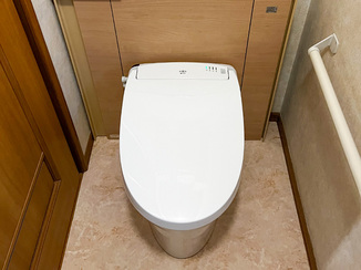 トイレリフォーム スッキリ収納できる背面キャビネット付きのトイレ