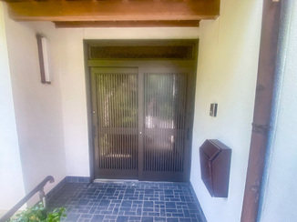 エクステリアリフォーム 開閉がスムーズな玄関ドアと、歩きやすい玄関アプローチ