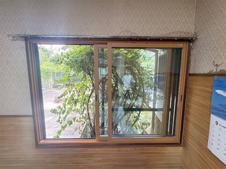 断熱リフォーム 暮らしを快適にする、断熱性と防犯性に優れた内窓と勝手口ドア