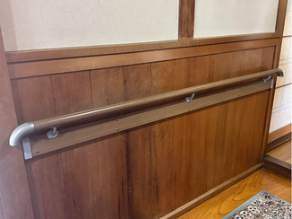 小工事 お出かけ前の動作を支える、安心の玄関手すり