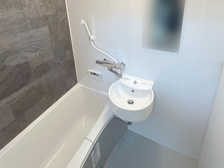 バスルームリフォーム 限られたスペースを有効活用した、洗面器付きバスルーム