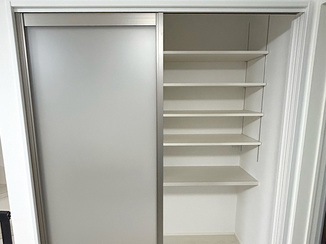 内装リフォーム 収納力を高めた使いやすい可動棚のパントリー