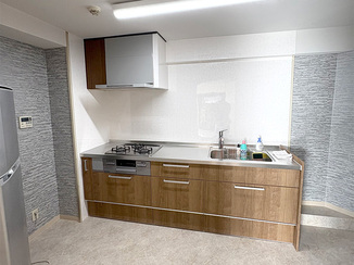 キッチンリフォーム 廊下からつながる木目が印象的なLDK